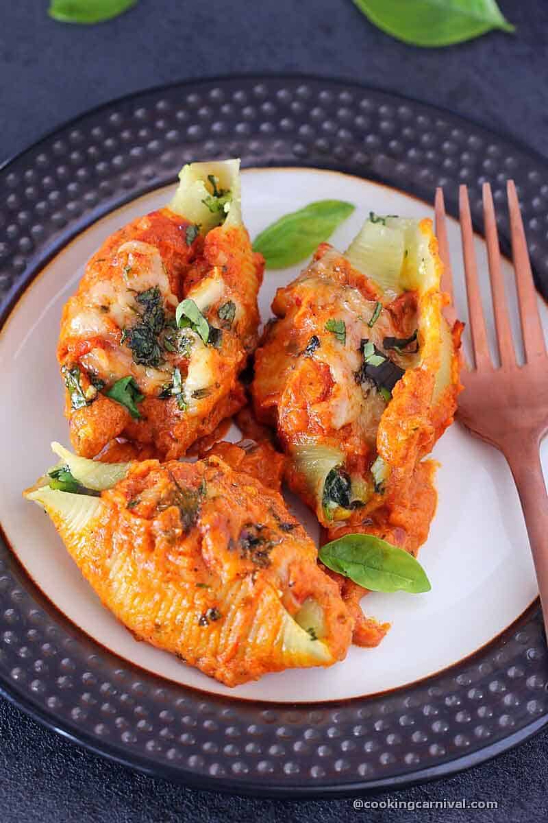vegetable Stuffed shells served in a plate