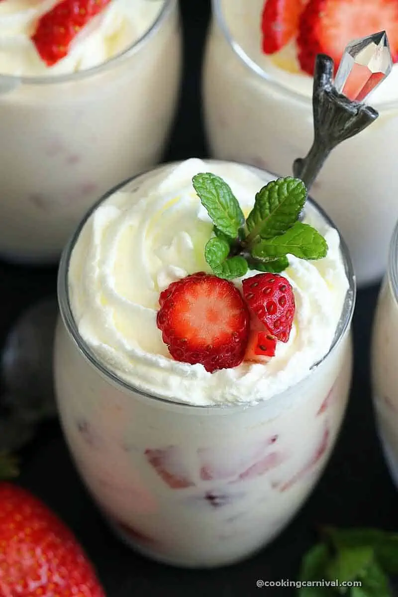 Fresas con Crema (Strawberries and Cream) in a glass with spoon